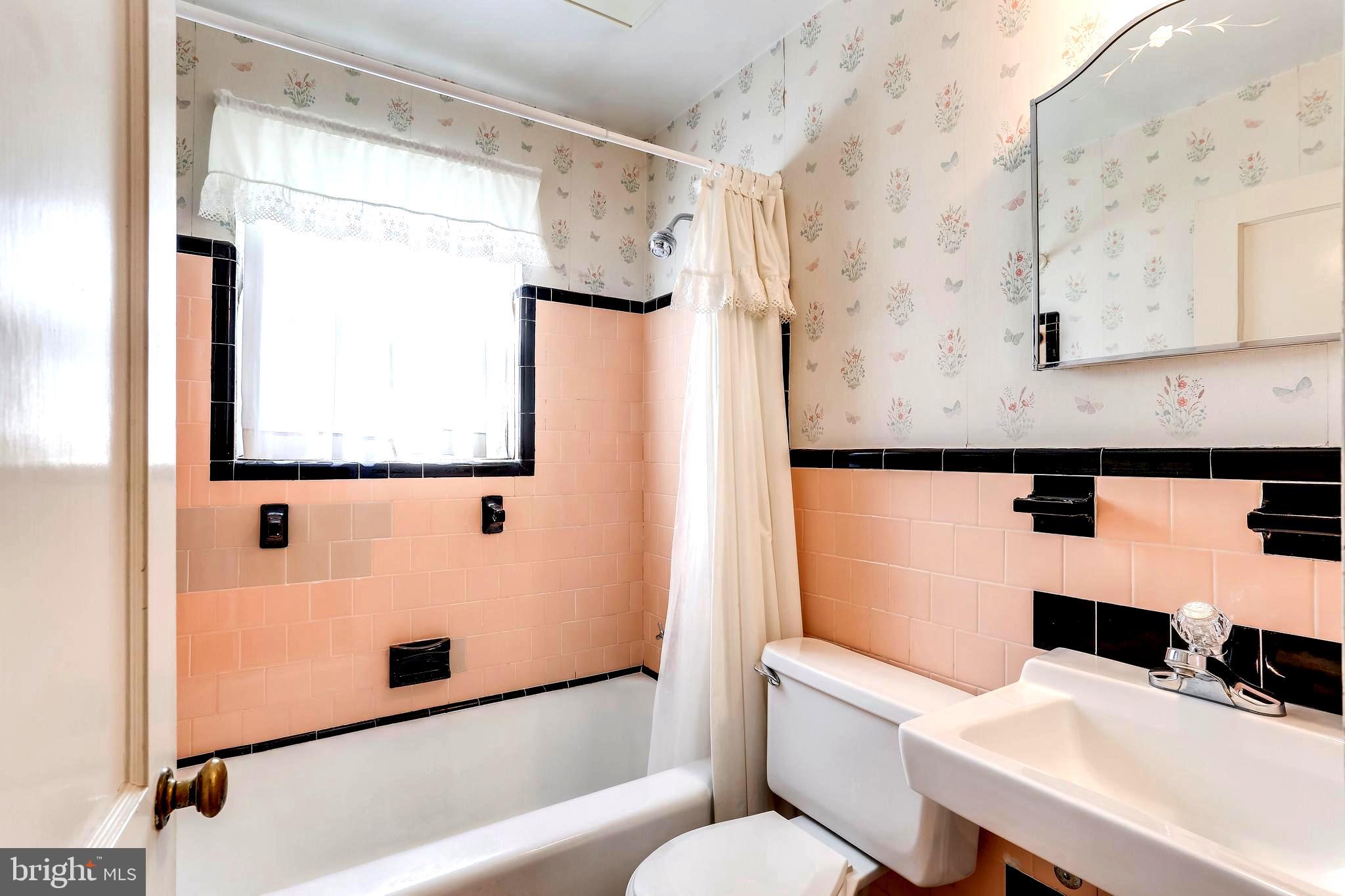 605 McHenry Road Baltimore, MD 21208 - Photo 15 of 36 Retro Ceramic Tile Bath