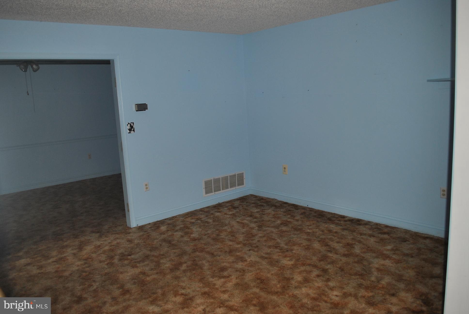 4725 Hoffmanville Road Manchester, MD 21102 - Photo 3 of 26 Living Room