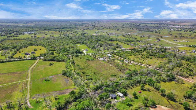 a view of yard with green space