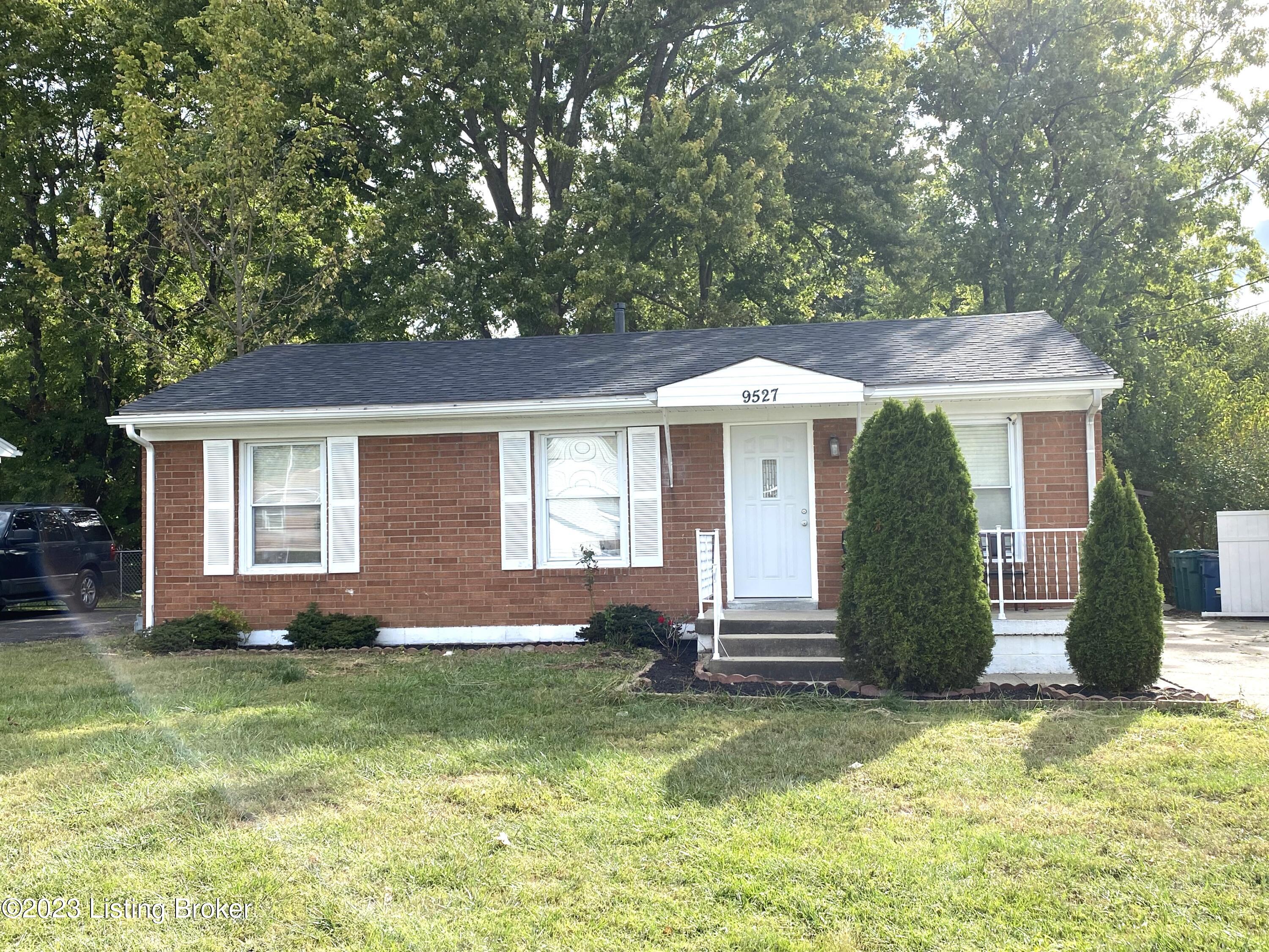 9527 Maple Road Louisville, KY 40229 - Photo 2 of 14 IMG_0285
