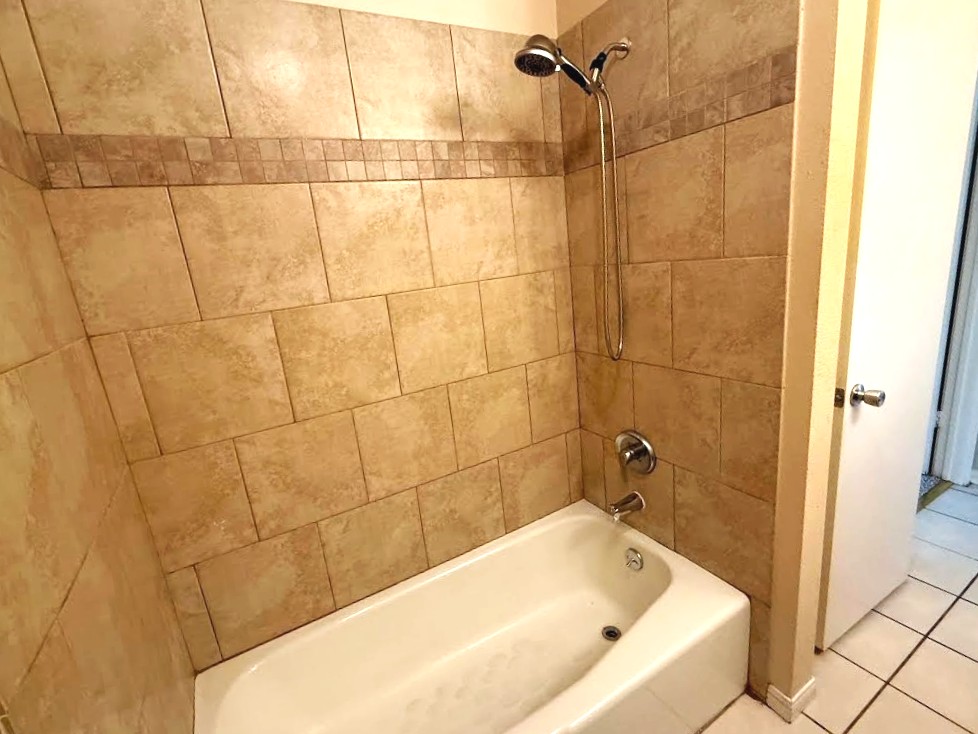 1412 Quail Run Road Pflugerville, TX 78660 - Photo 11 of 16 a bathroom with a bathtub