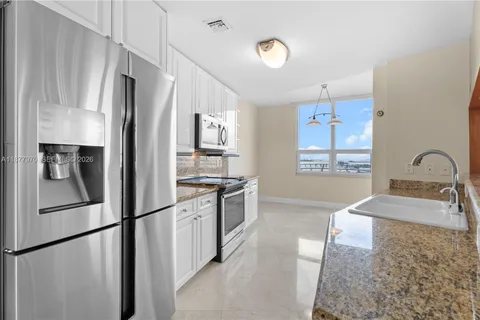 $1,050,000 | 848 Brickell Key Drive, Unit 2502, Miami, FL 33131