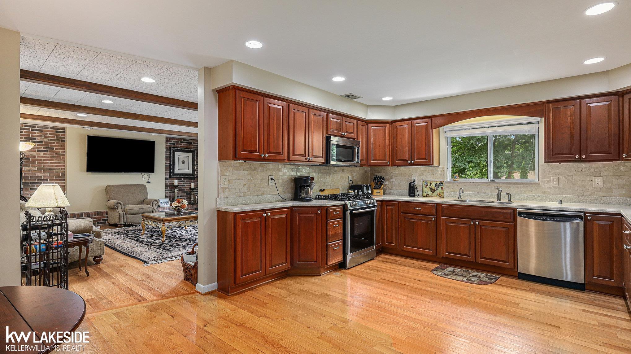 185 Montmorency Road Rochester, MI 48307 - Photo 6 of 26 50120653-5.JPG