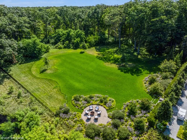 a picture of street view with garden