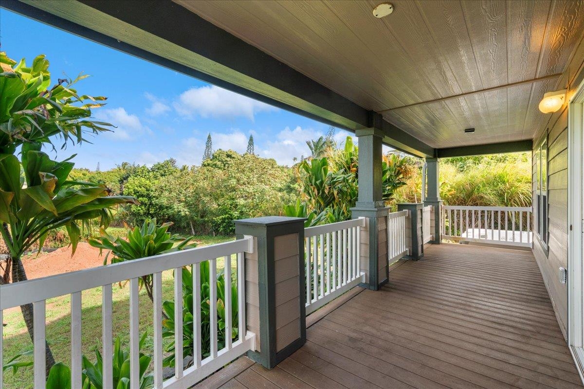 943 Kokomo Road Haiku, HI 96708 - Photo 20 of 50 a view of a porch