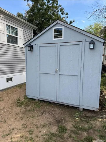 a view of a house with backyard
