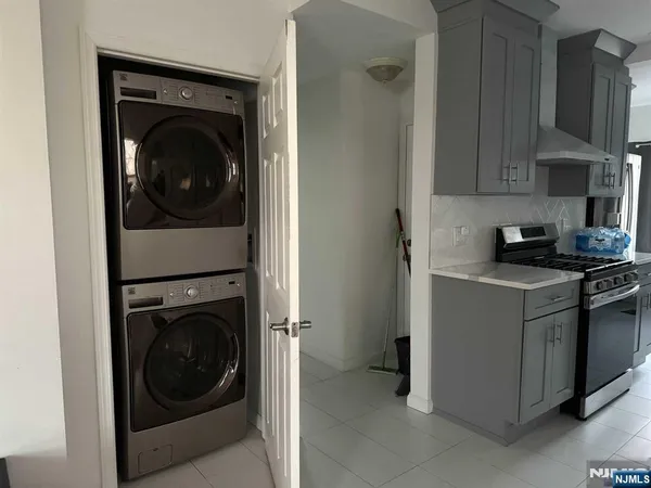 a close up view of a washer and dryer