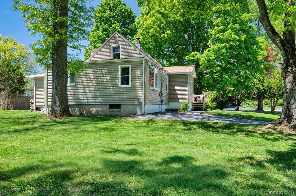 6 Winterberry Road Fishkill, NY 12524 - Photo 40 of 43 Spacious driveway.