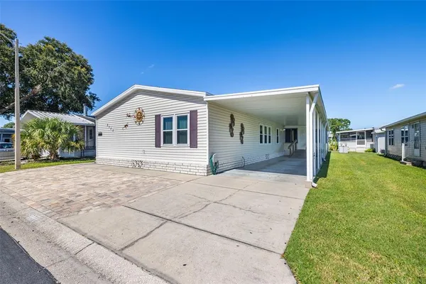 a view of backyard of the house
