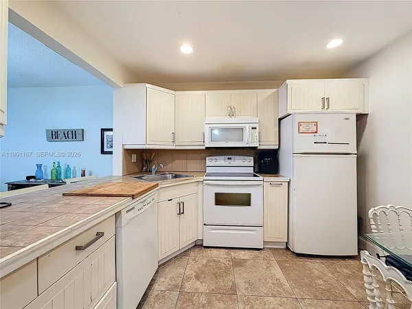 $125,000 | 410 Southeast 2nd Street, Unit 115, Hallandale Beach, FL 33009