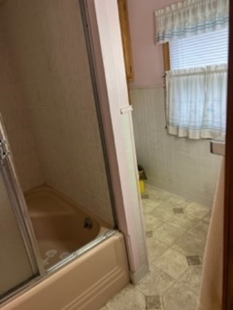 23 Edgewood Road Billerica, MA 01821 - Photo 18 of 40 a bathroom with a bathtub