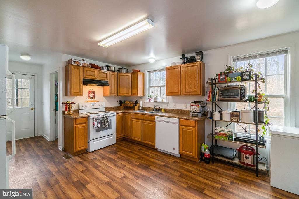 Eat-in kitchen