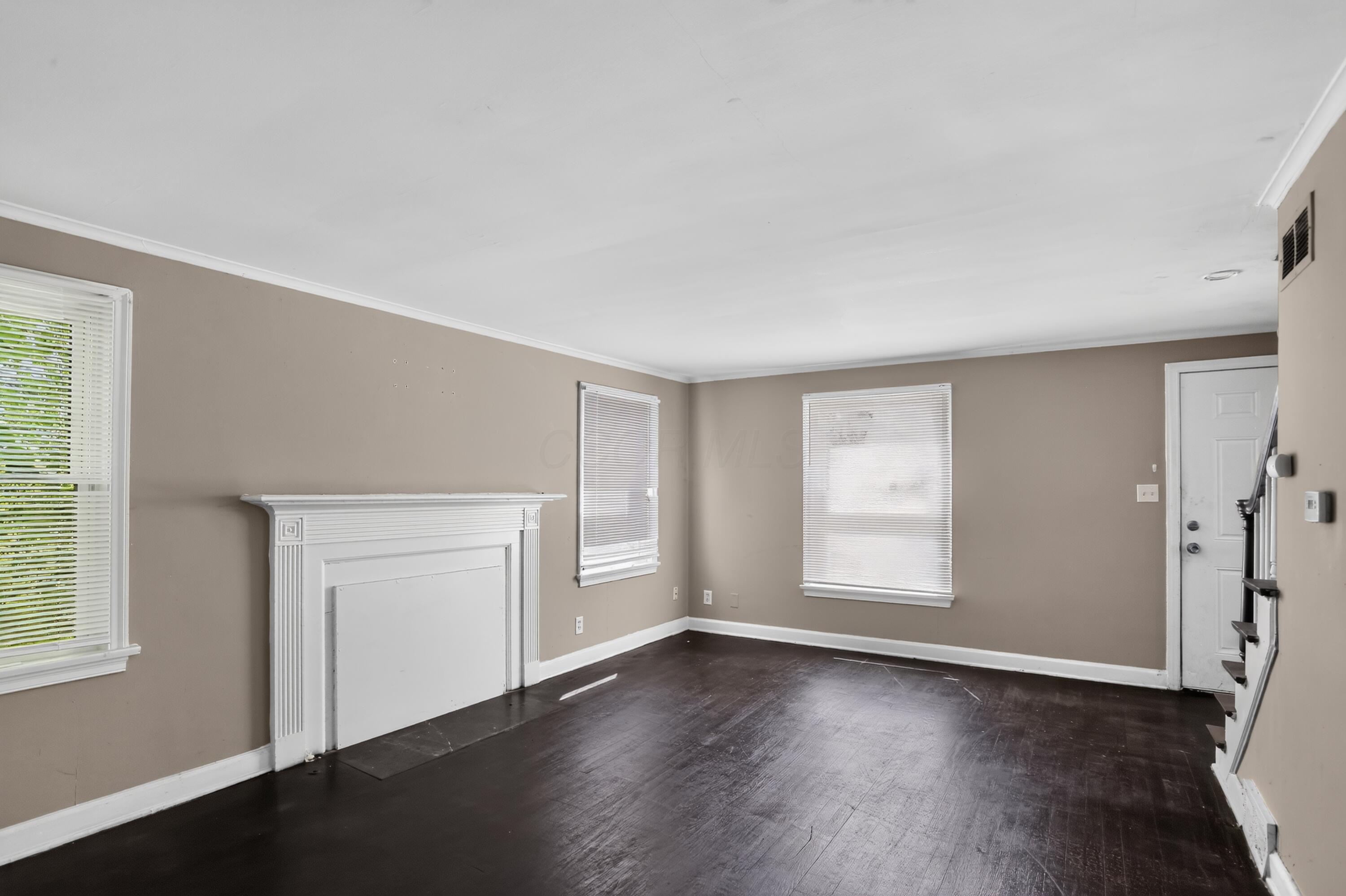 208 South James Road Columbus, OH 43213 - Photo 5 of 18 06_208_S_James_Rd-Living_room-7058
