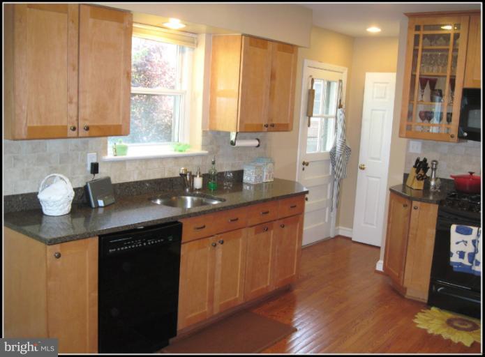 6498 Little Falls Road Arlington, VA 22213 - Photo 15 of 30 Top of the line Silestone counters.