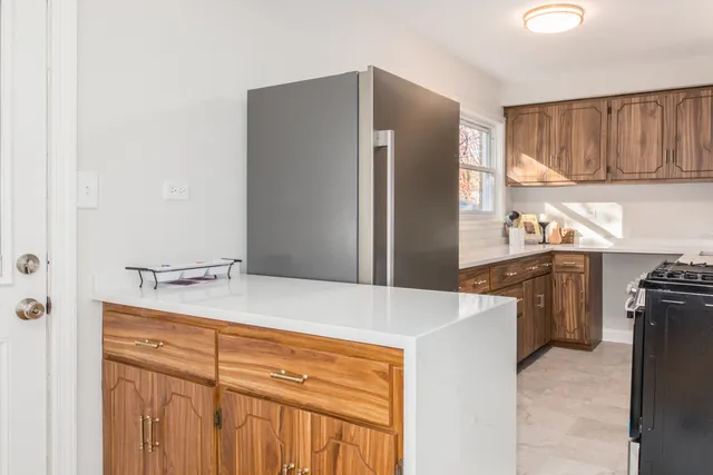 $349,900 | 474 East Washington Street, Des Plaines, IL 60016