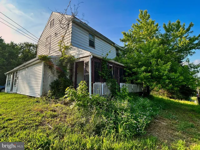 a view of a house with a yard and plants