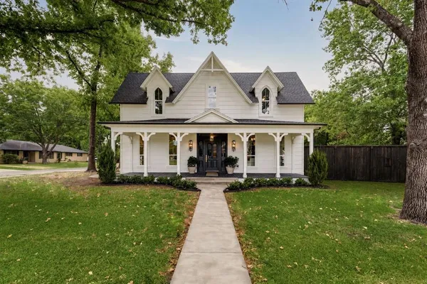 $619,900 | 300 East Division Street, Pilot Point, TX 76258