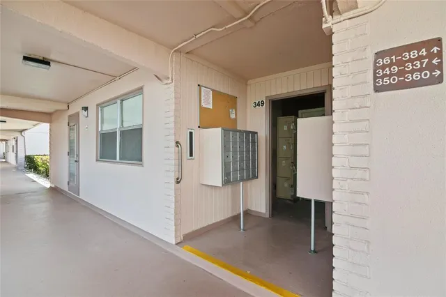 a view of an entryway with workspace