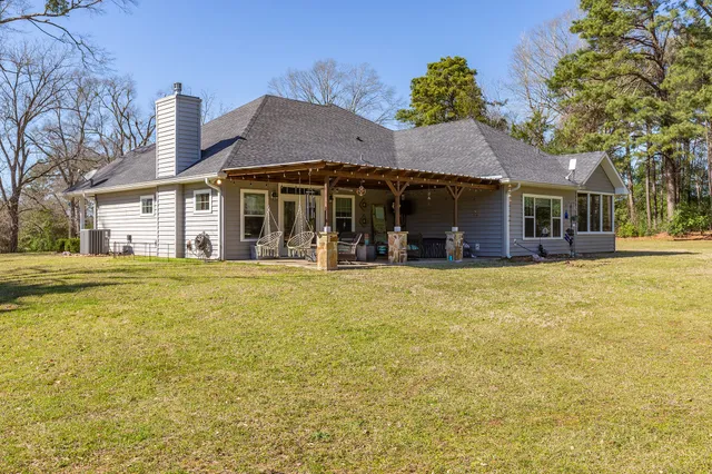 a view of yard with tree in the background