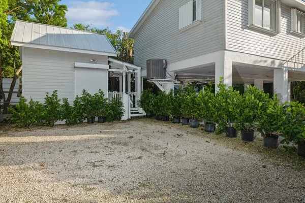 $3,200 | 133 East Silver Palm Avenue, Tavernier, FL 33070
