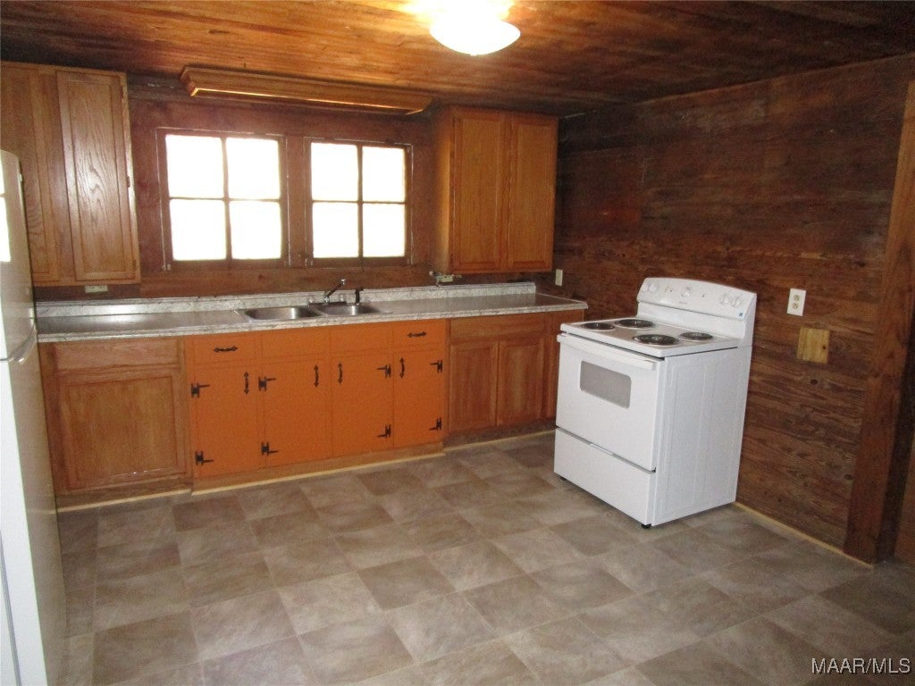 208 South Johnson Street Samson, AL 36477 - Photo 7 of 19 Kitchen w/stove
