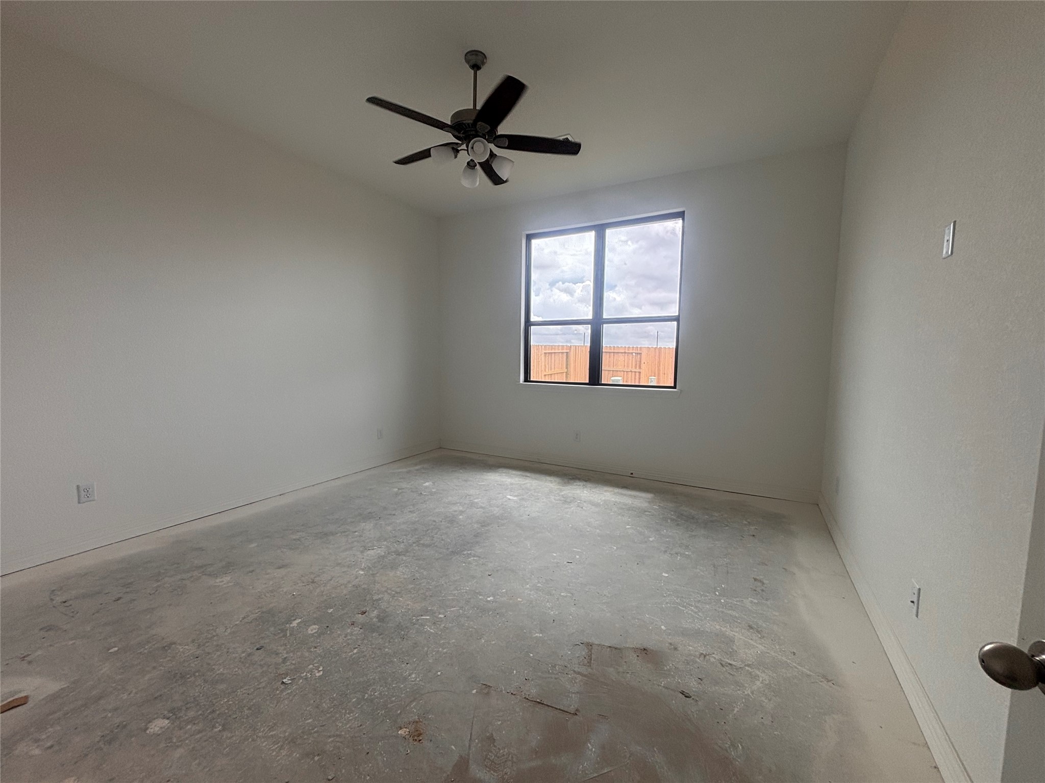 7727 Jade Crst Drive Angleton, TX 77515 - Photo 11 of 20 an empty room with a window
