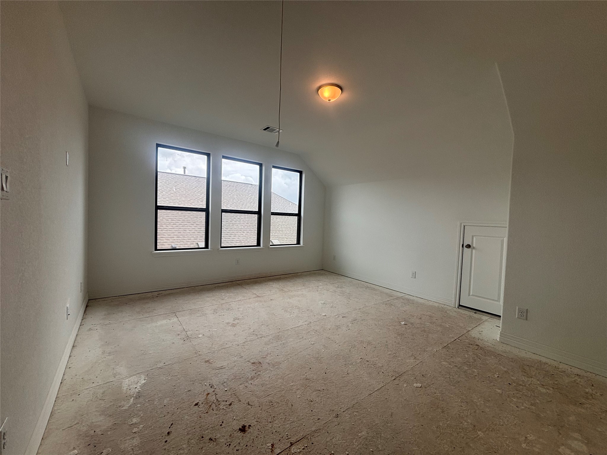 7727 Jade Crst Drive Angleton, TX 77515 - Photo 14 of 20 an empty room with windows
