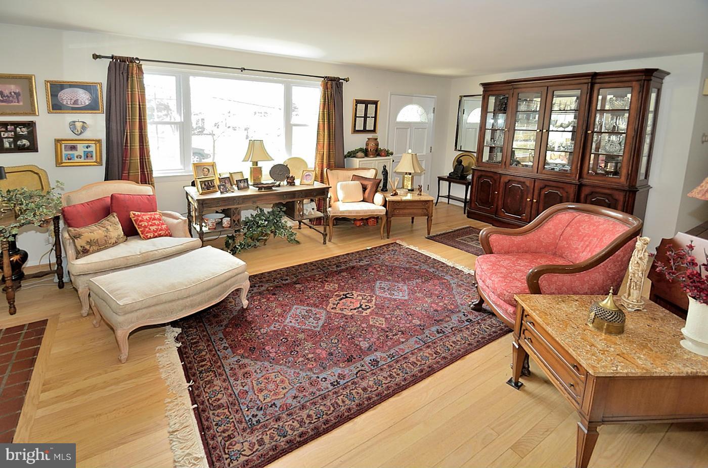 7514 June Street Springfield, VA 22150 - Photo 3 of 23 Living Room