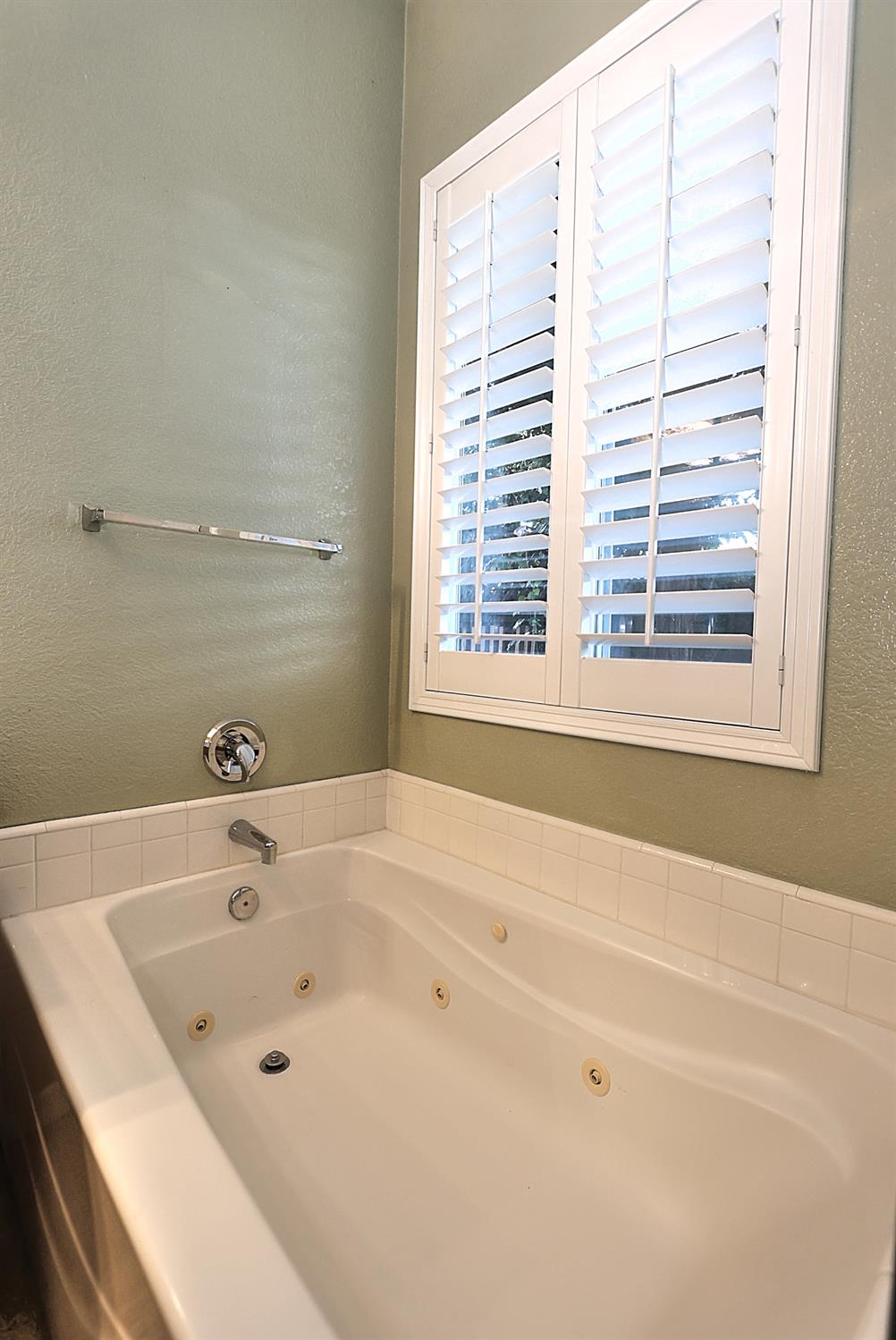 331 Unity Circle Sacramento, CA 95833 - Photo 49 of 77 a bathroom with a bathtub and a window