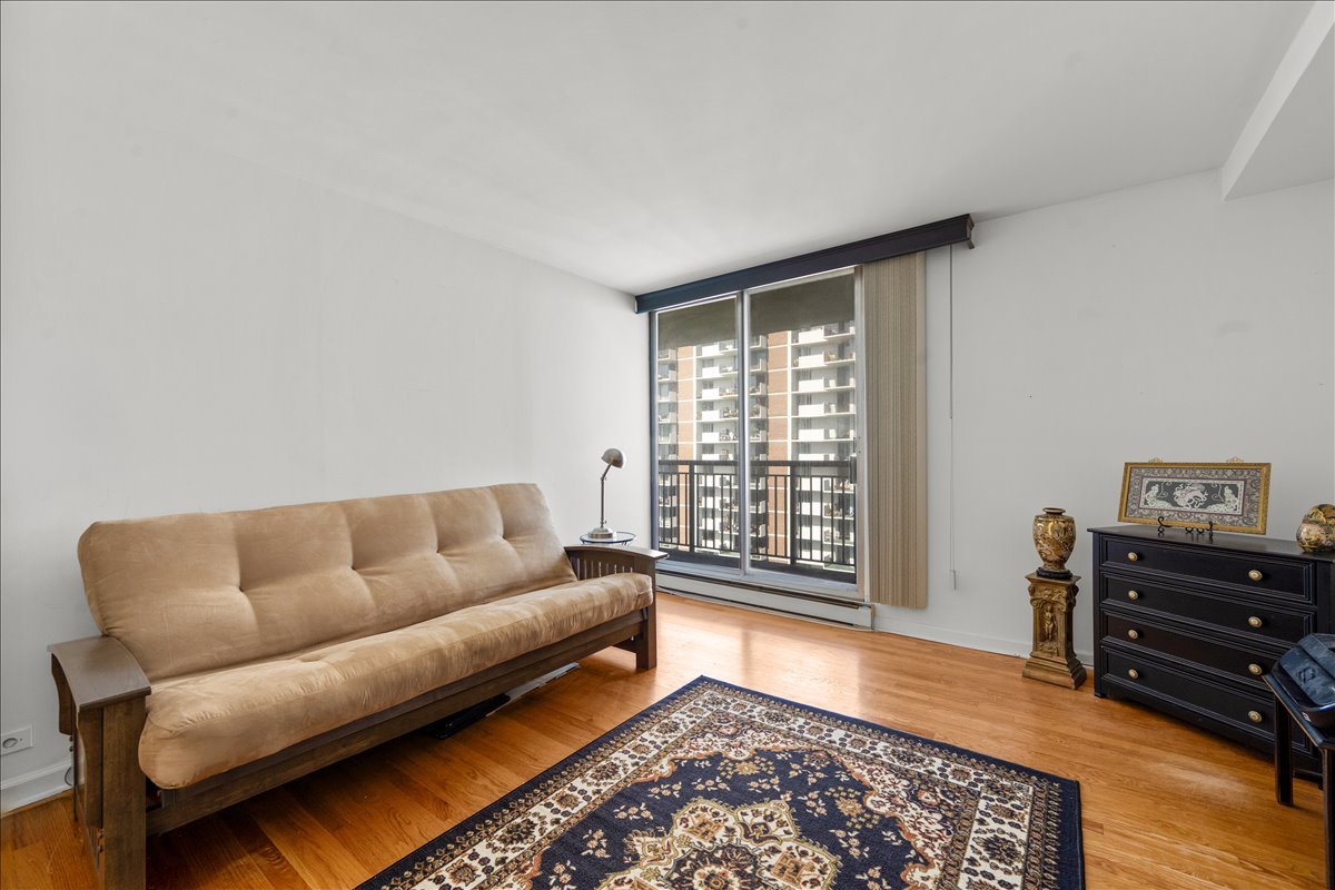 6007 North Sheridan Road, Unit 37B Chicago, IL 60660 - Photo 20 of 31 a living room with furniture and a rug
