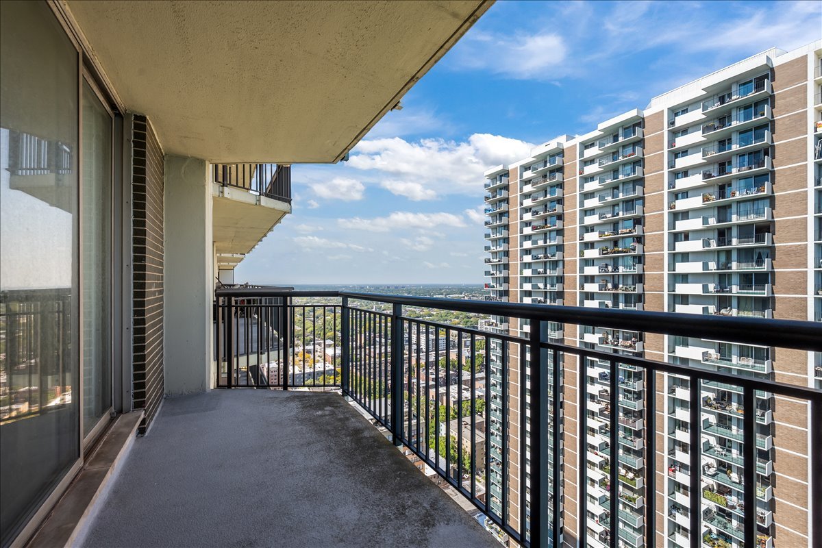 6007 North Sheridan Road, Unit 37B Chicago, IL 60660 - Photo 21 of 31 a view of balcony with city view