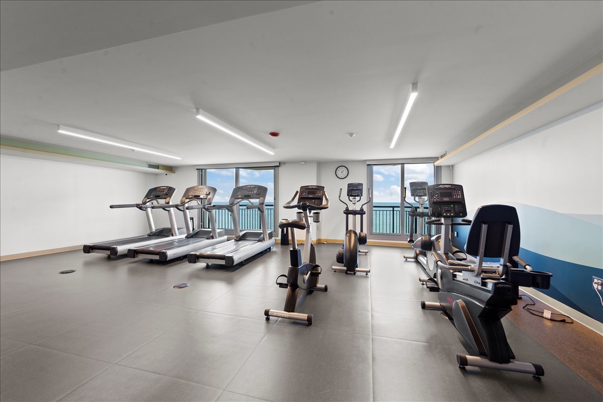 6007 North Sheridan Road, Unit 37B Chicago, IL 60660 - Photo 26 of 31 a view of a room with gym equipment
