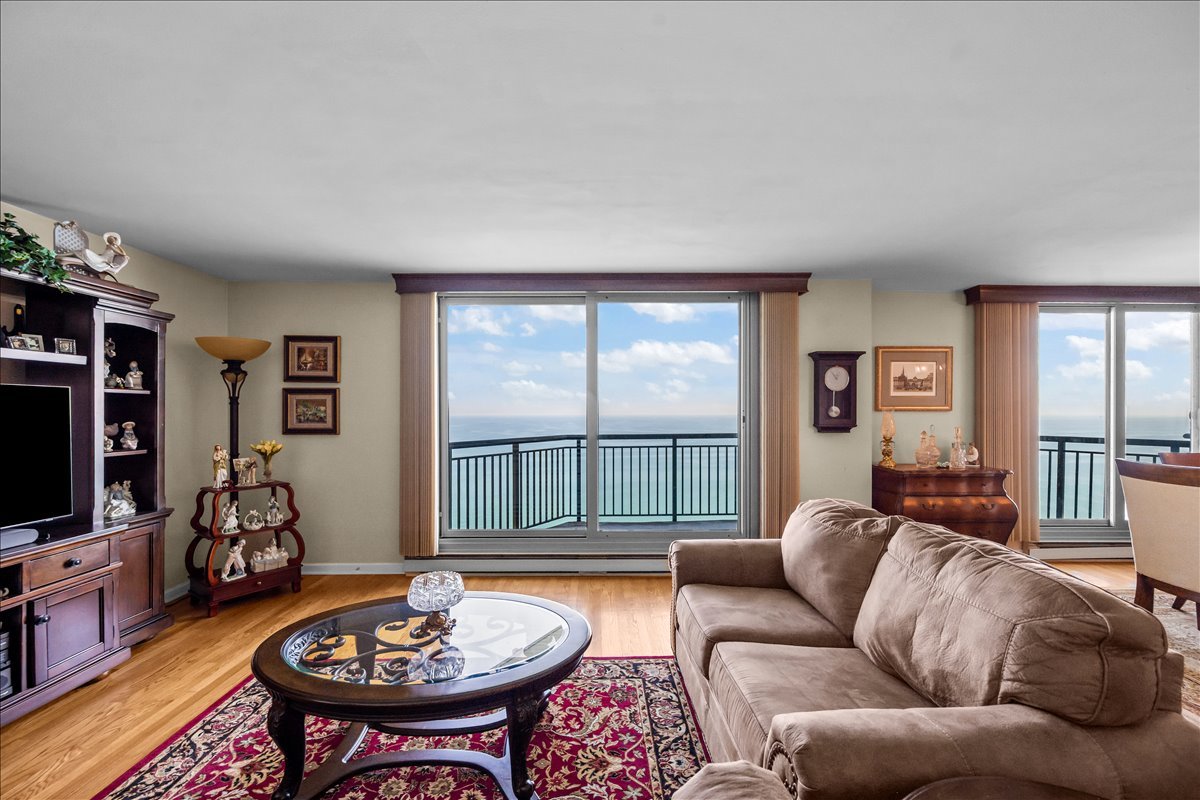 6007 North Sheridan Road, Unit 37B Chicago, IL 60660 - Photo 6 of 31 a living room with furniture and a flat screen tv