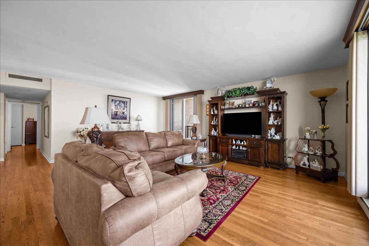 6007 North Sheridan Road, Unit 37B Chicago, IL 60660 - Photo 7 of 31 a living room with furniture and a flat screen tv