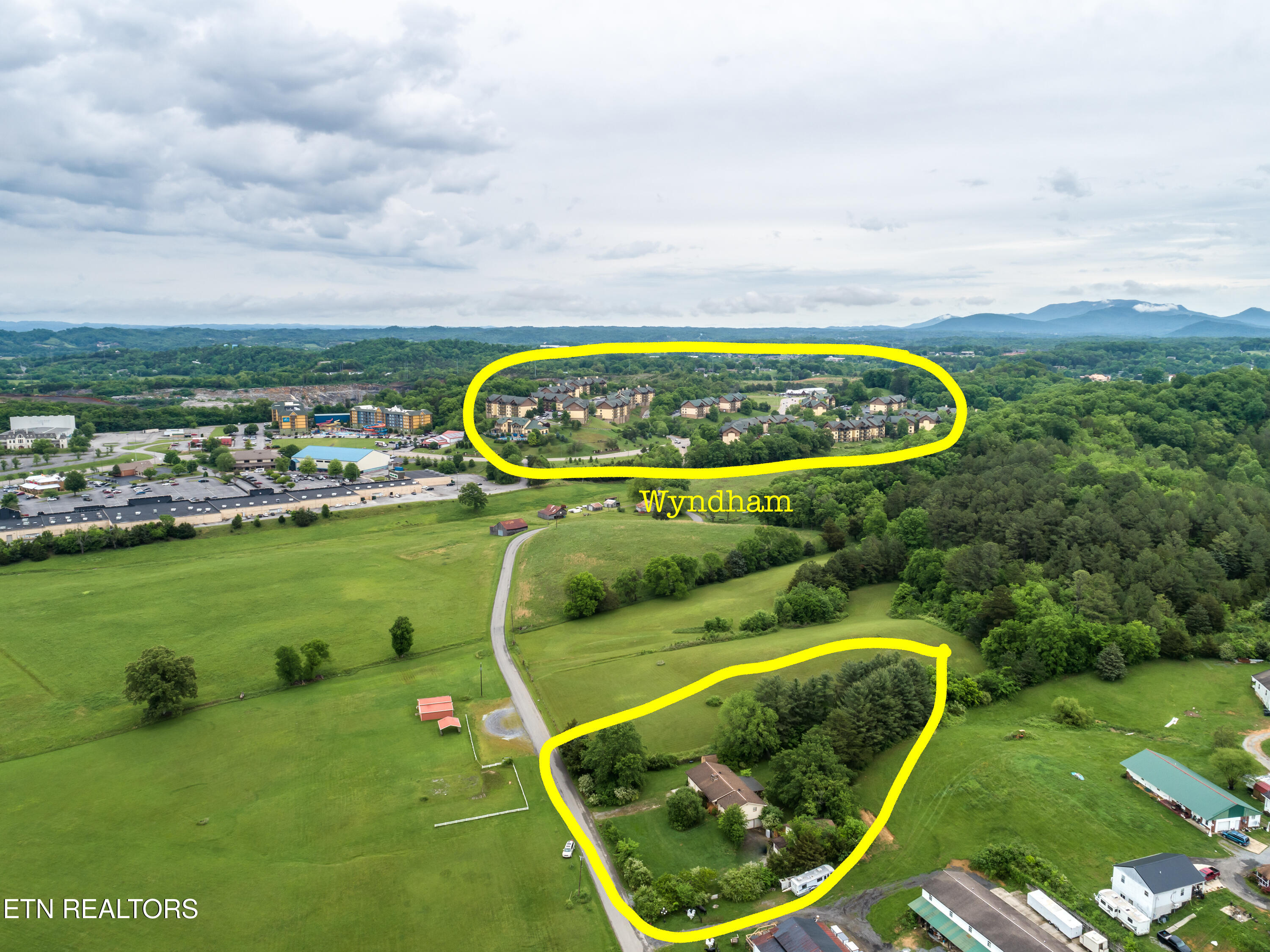 375 Rainbow Road Sevierville, TN 37862 - Photo 3 of 58 001250503-1-375RainbowRdSeviervilleTn-SM