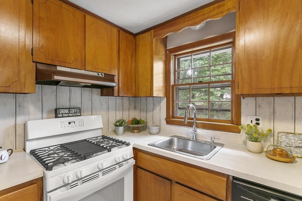 121 A Wilmington Road Burlington, MA 01803 - Photo 11 of 38 Gallery Image 11