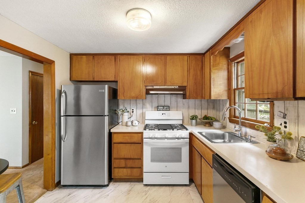 121 A Wilmington Road Burlington, MA 01803 - Photo 10 of 38 Gallery Image 10