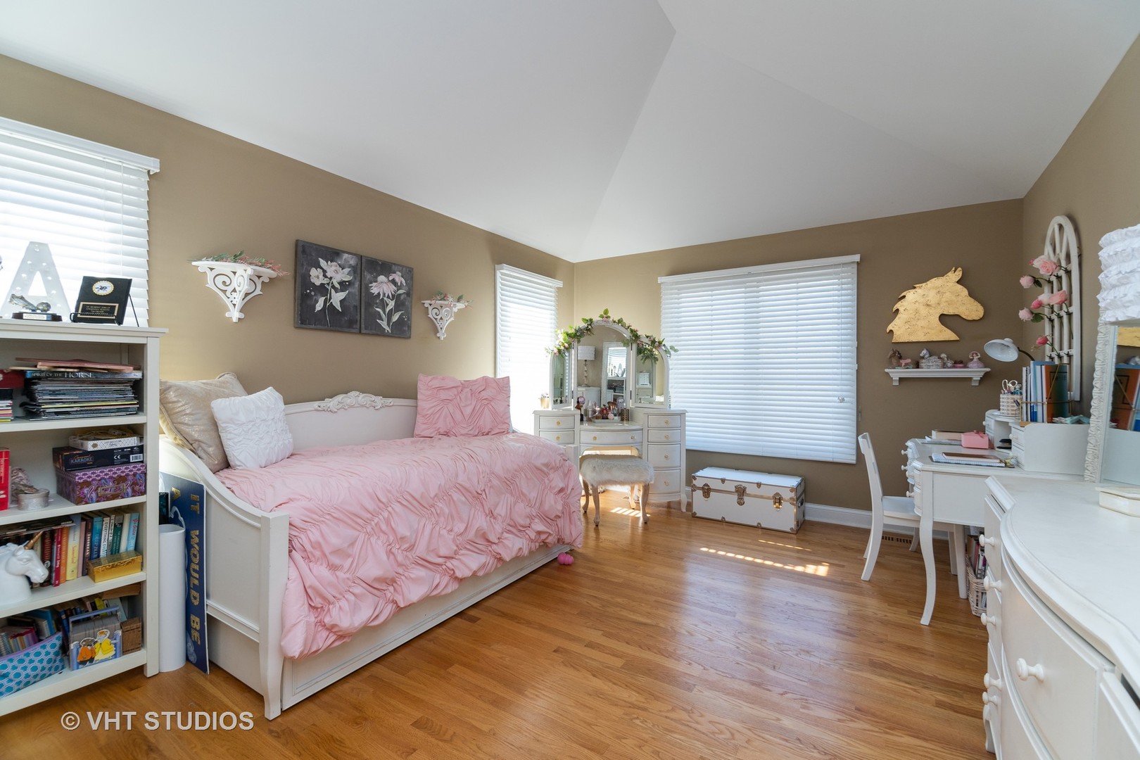 8 Torrin Rocks Cove Inverness, IL 60010 - Photo 19 of 30 a bedroom with a bed and a book shelf