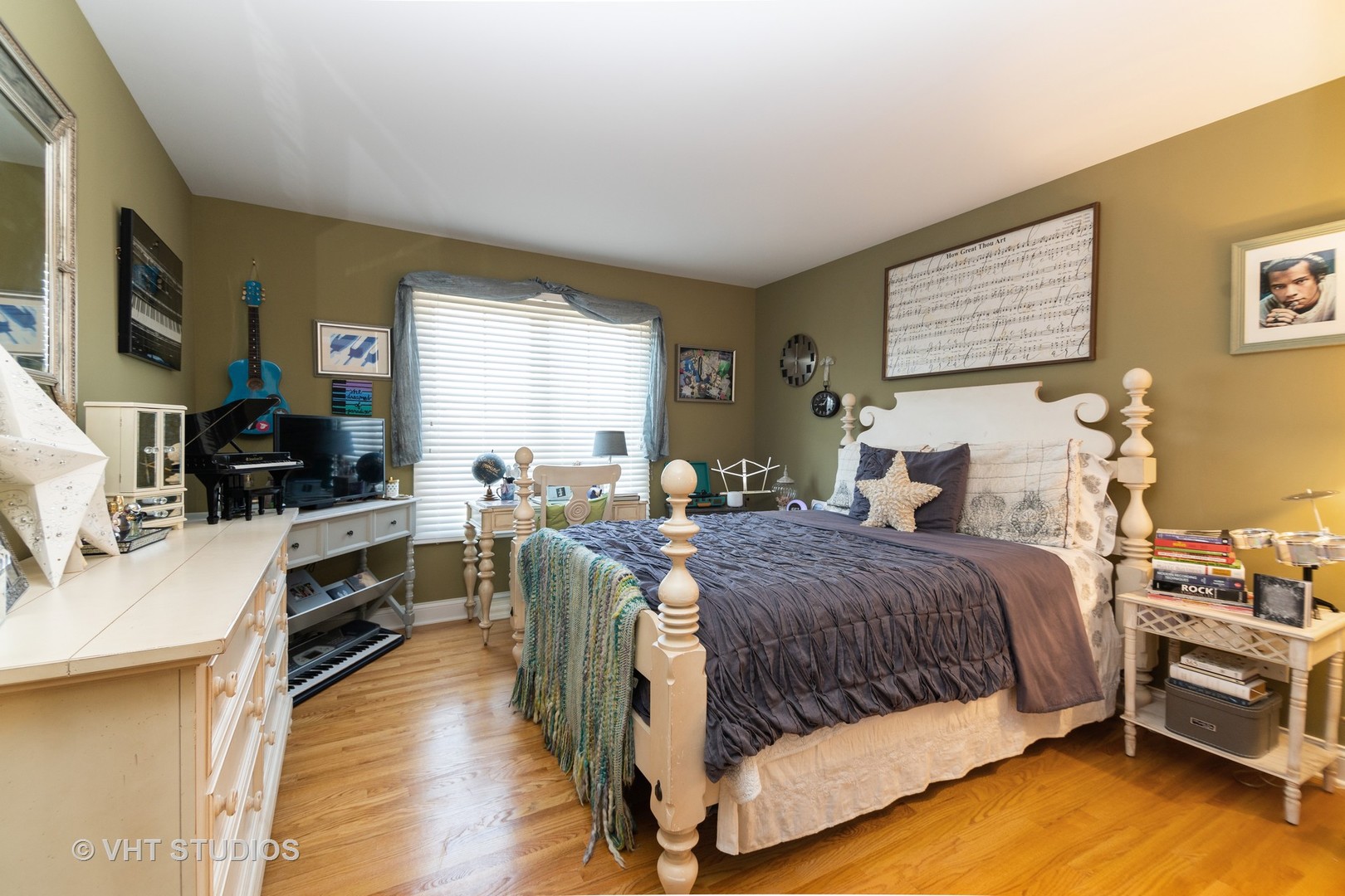 8 Torrin Rocks Cove Inverness, IL 60010 - Photo 20 of 30 a bedroom with a bed and a flat screen tv