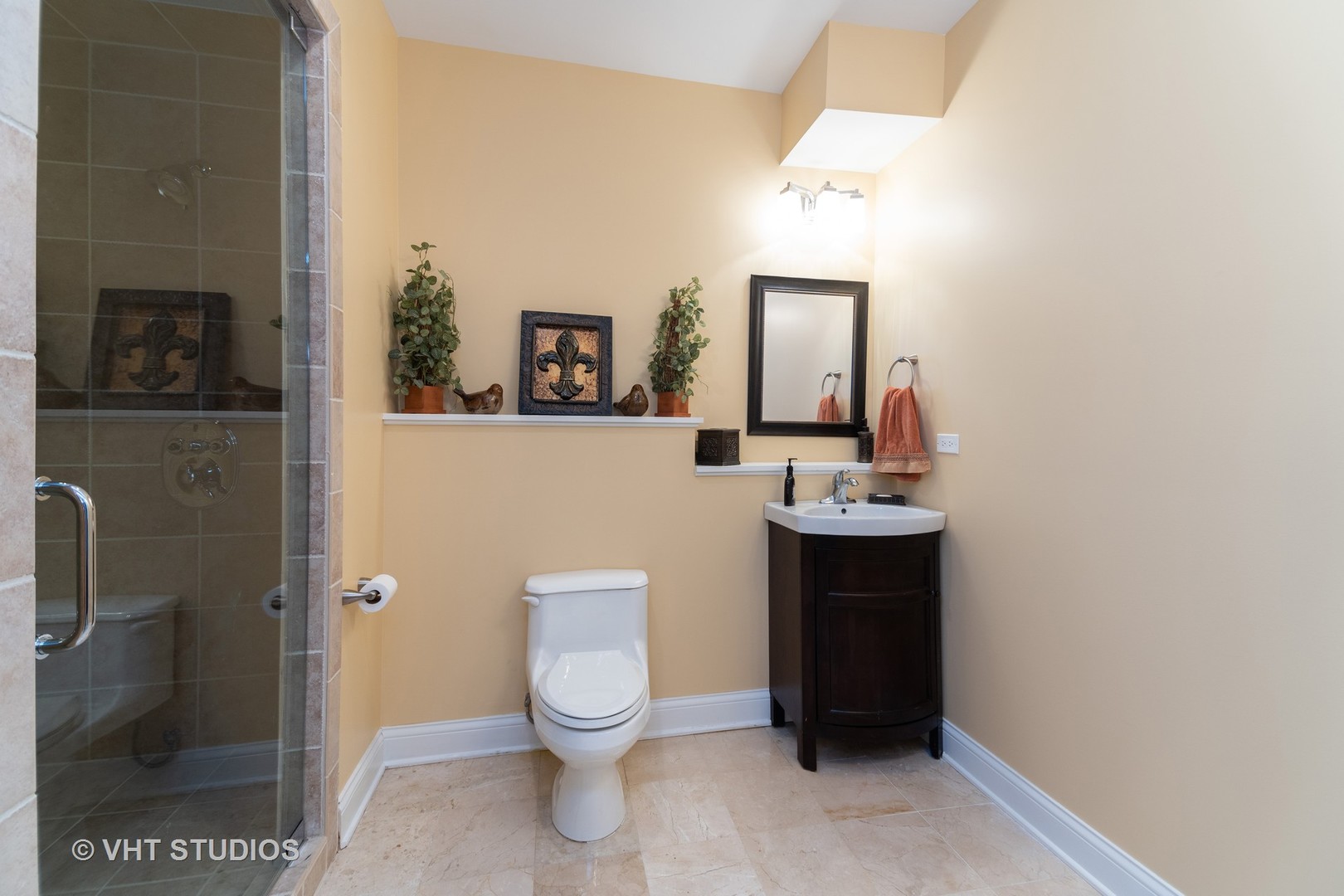 8 Torrin Rocks Cove Inverness, IL 60010 - Photo 22 of 30 a bathroom with a toilet a sink and mirror