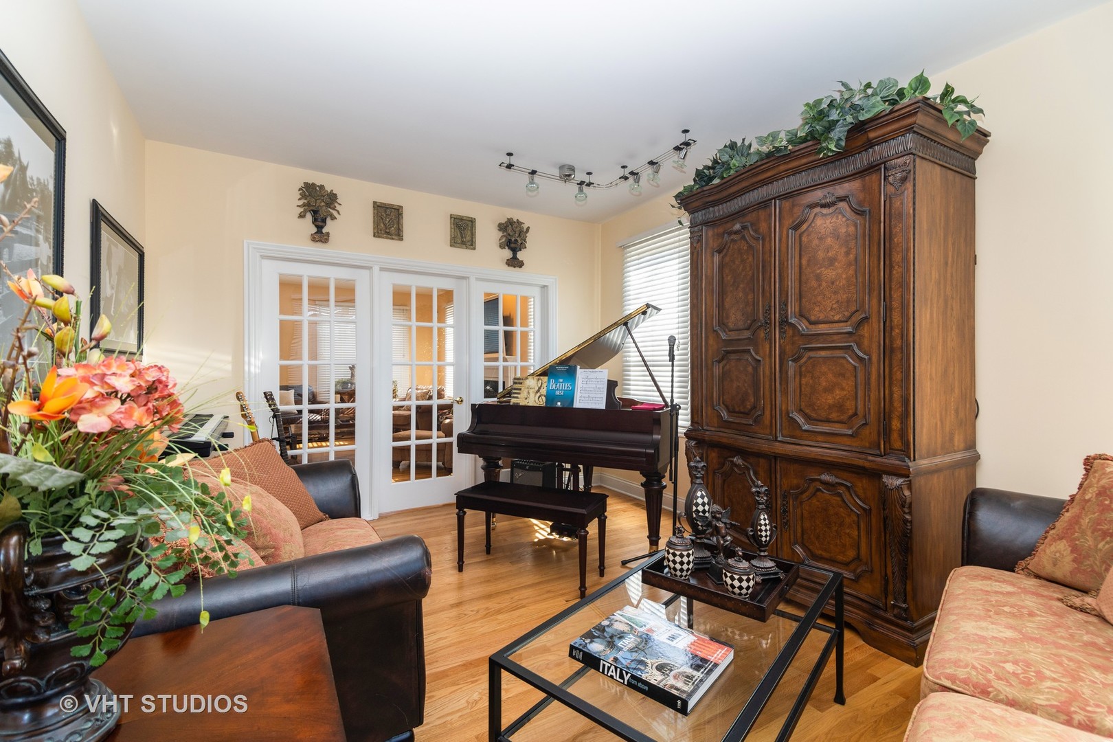 8 Torrin Rocks Cove Inverness, IL 60010 - Photo 5 of 30 a living room with furniture a dining table and a potted plant