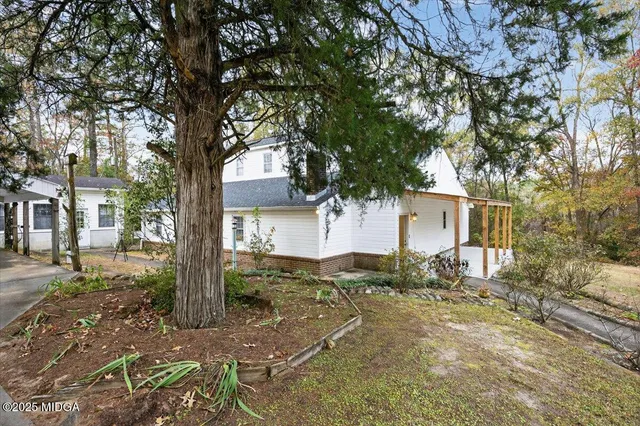a view of a yard in front of a house