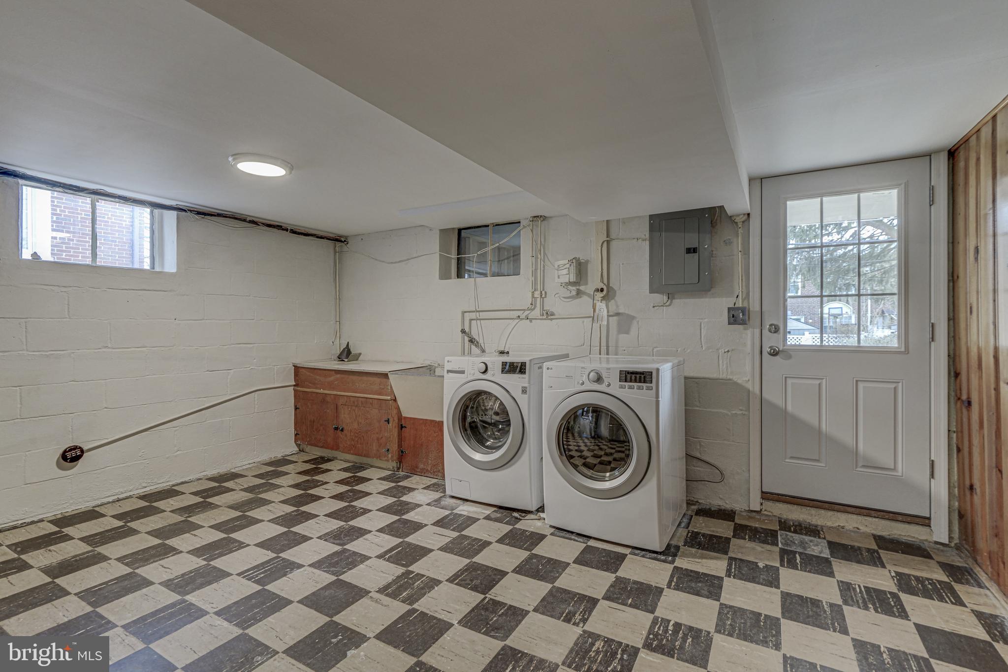 6121 Regent Park Road Baltimore, MD 21228 - Photo 33 of 36 a utility room with dryer and washer