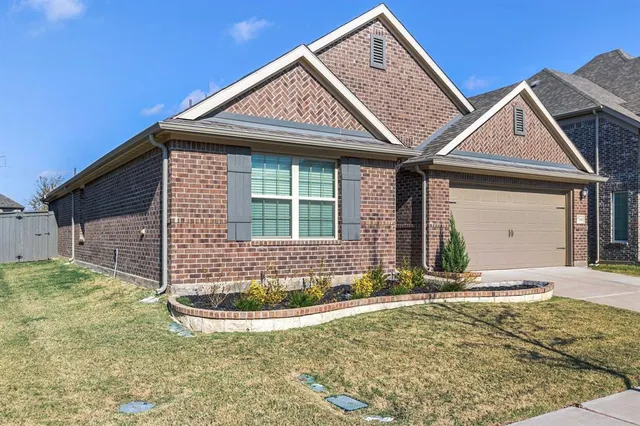a view of a house with backyard and porch