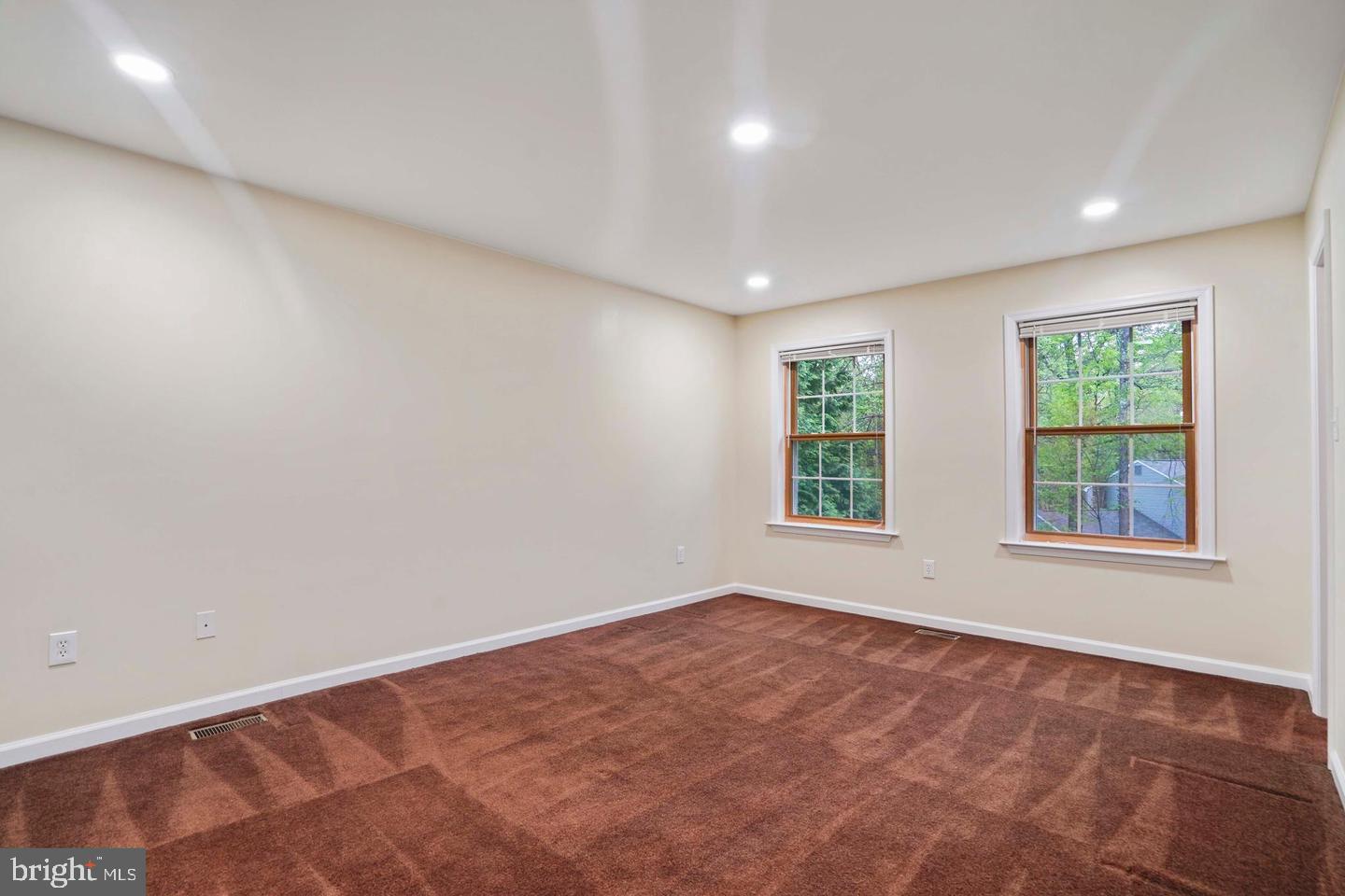 5105 Pheasant Road Fairfax, VA 22030 - Photo 16 of 32 Spacious room with natural light.