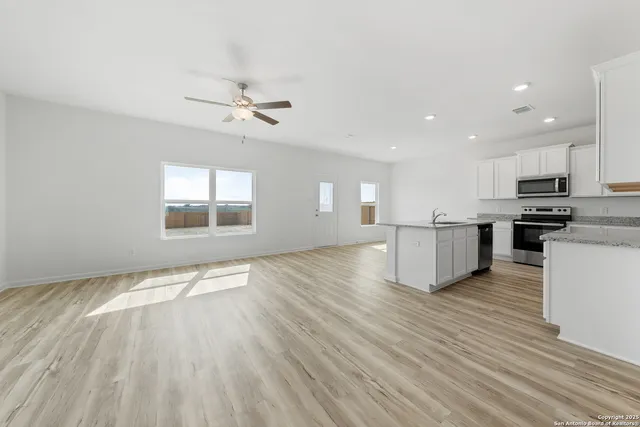 $370,900 | 16036 Stratford Cove, Lytle, TX 78052