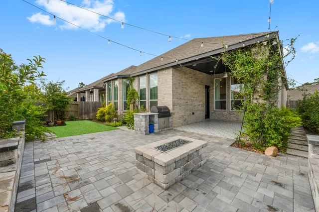 a view of a house with backyard and garden