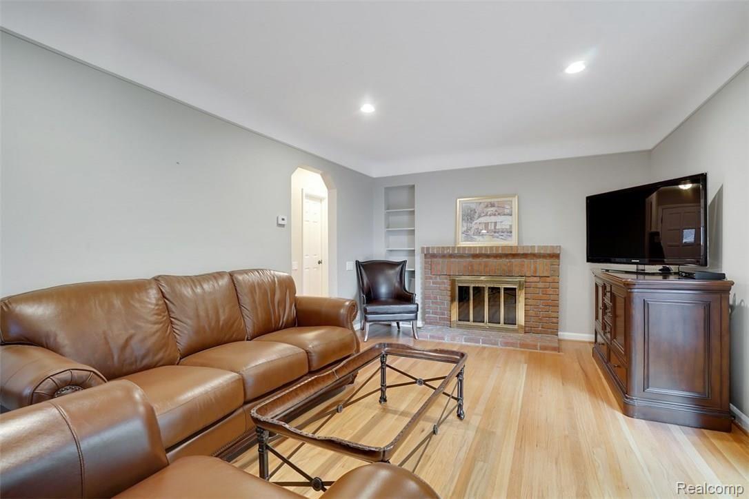 2546 Windemere Road Birmingham, MI 48009 - Photo 10 of 27 dsc04008-dsc04010.jpg