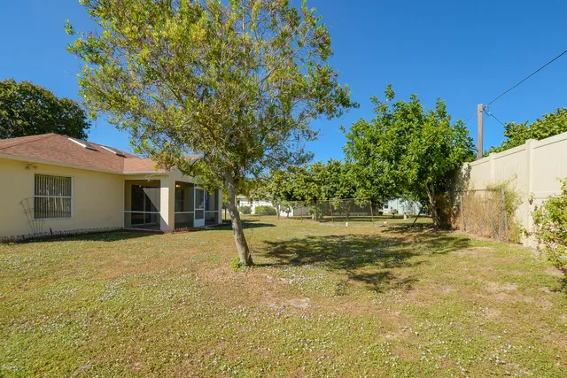 a view of a house with a backyard