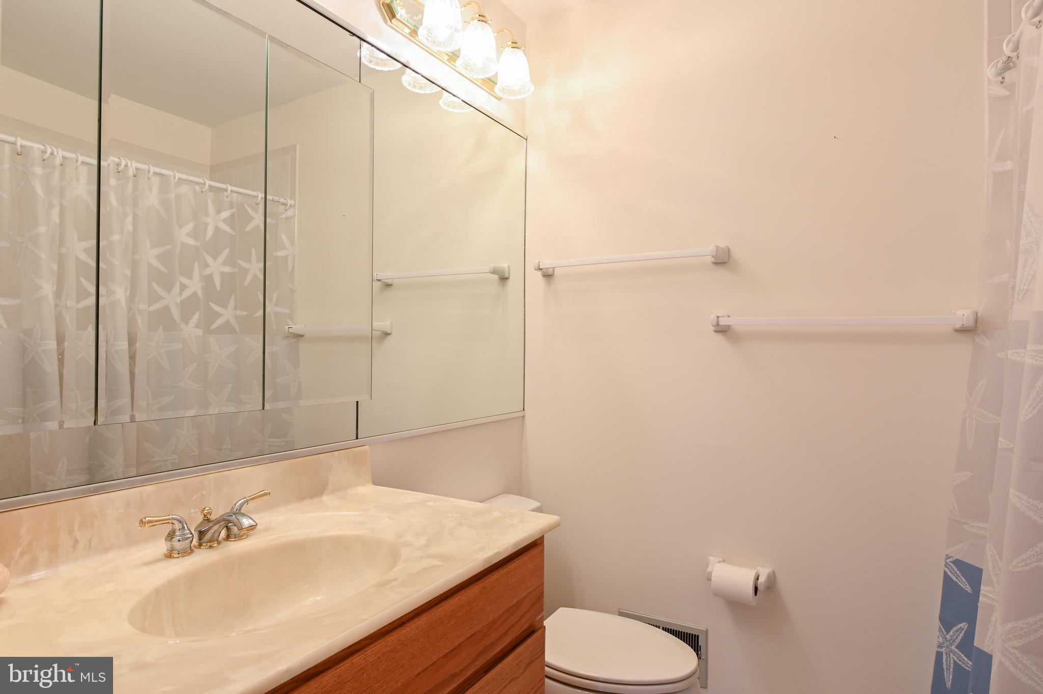 1960 Valley Road Annapolis, MD 21401 - Photo 22 of 45 Upstairs hall full bath